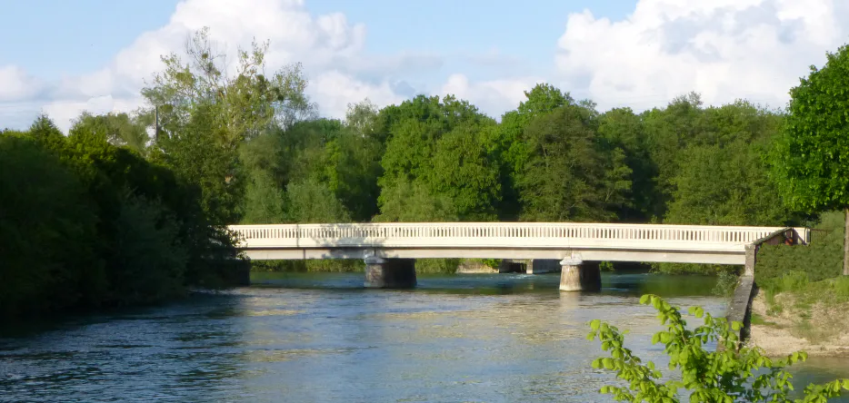 The current bridge over the river Aube in Arcis The current bridge over the Aube in Arcis