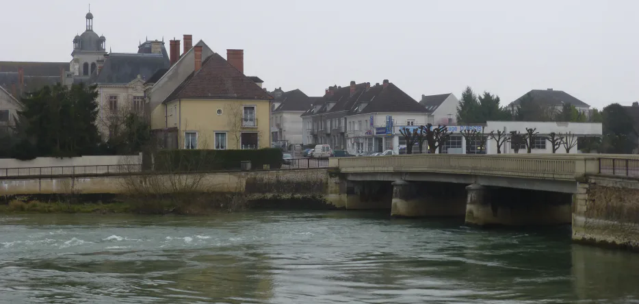 The center of Arcis-sur-Aube seen from the right (north) bank of the river The center of Arcis-sur-Aube seen from the right (north) bank
