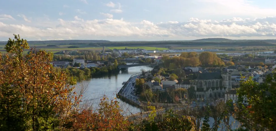 Vue générale de Montereau depuis Surville
