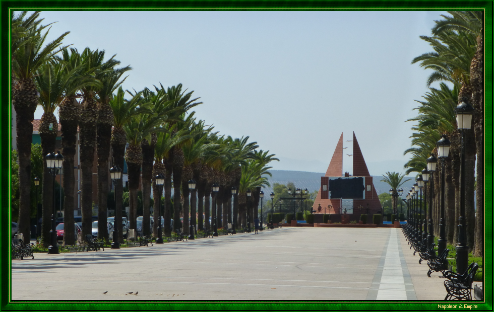 Palm grove leading to General Castaños monument